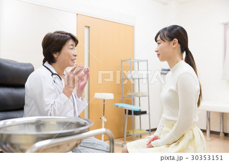 医師 女性 診察 問診 30353151