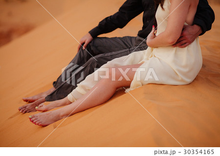 couple travel sand dune couple travel sand dune 30354165
