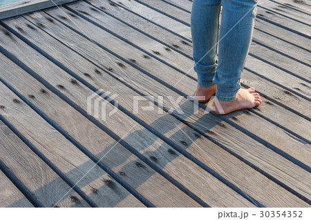 shadow of women 30354352