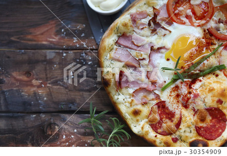 Pizza carbonara with bacon, salami parmesan cheese Pizza carbonara with bacon, salami parmesan cheese 30354909