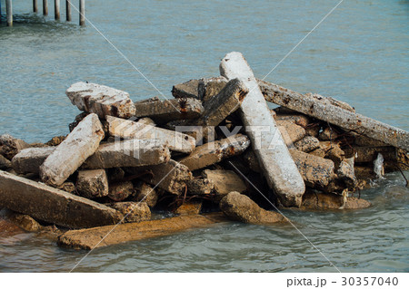 Building debris in the sea. Ecology, globalization 30357040