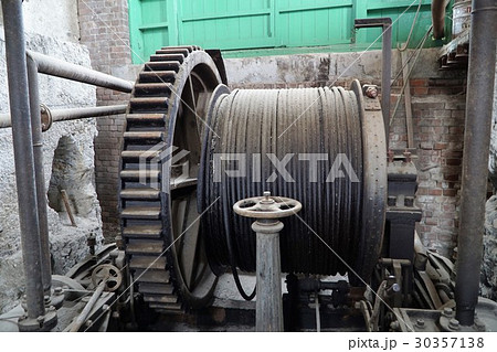 世界文化遺産の旧三池炭鉱万田坑　 明治時代創業時に使われた蒸気動力式エレベーター巻き上げ機 30357138