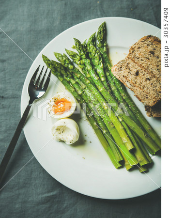 Cooked asparagus with soft-boiled egg, grilled 30357409