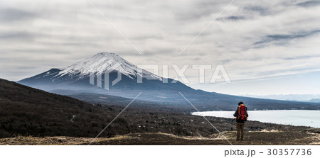 登山をする男性 30357736