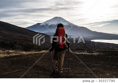 登山をする男性、ステッキ 30357790
