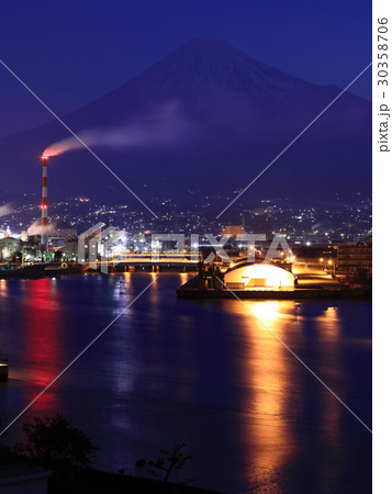 田子の浦の夜景富士 30358706