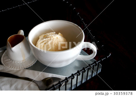 vanilla ice cream scoop 30359378