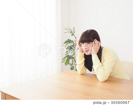 リビングで悩む女性 30360067
