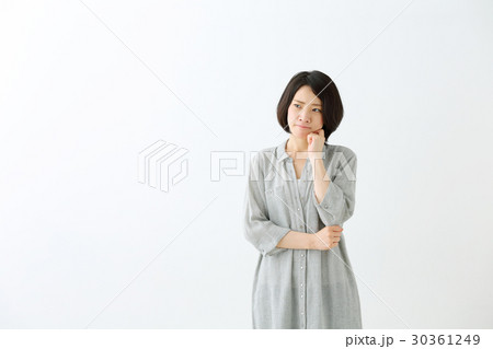 考えるミドル女性 考えるミドル女性 30361249