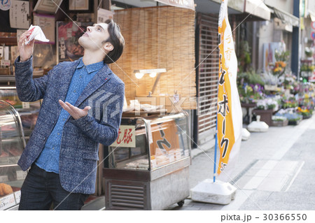 外国人男性の下町探索 30366550