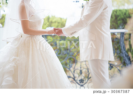 手を取り合う新郎新婦 チャペル 手を取り合う新郎新婦 チャペル 30367387