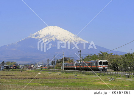 新緑の御殿場線と残雪の富士山 30367862