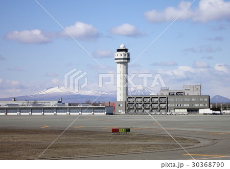 北海道の玄関、千歳空港の管制塔と背景に見える道南の山々 30368790