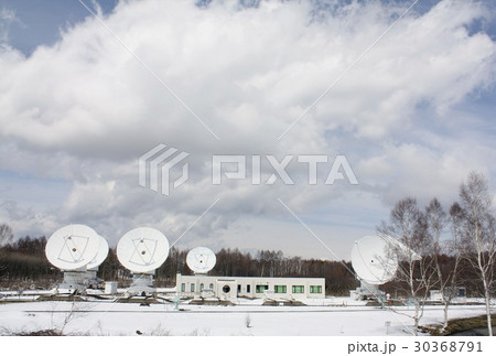 雪晴れの長野県野辺山高原に建つ電波望遠鏡パラボラアンテナ 30368791