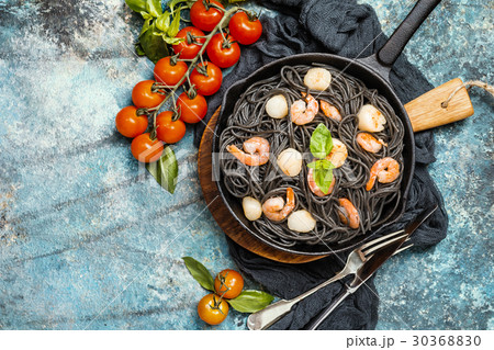 Black spaghetti with seafood 30368830
