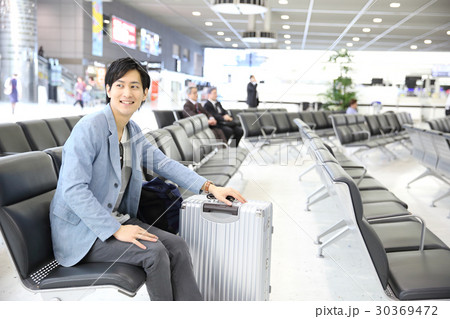空港でフライトを待つ男性 30369472