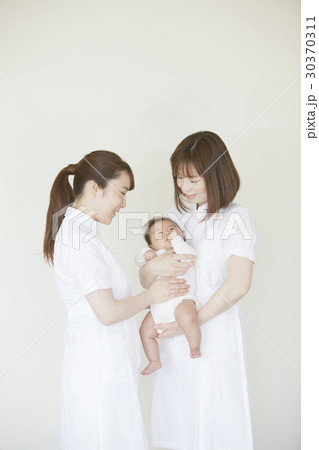 白衣女性と乳幼児 白衣女性と乳幼児 30370311