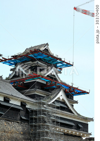 震災後・熊本城とクレーンのアップ　縦 30370400