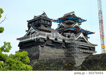 震災後・熊本城とクレーンと緑 30370403