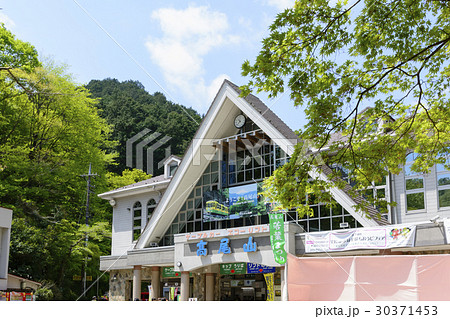 高尾山清滝駅　新緑の高尾山 30371453