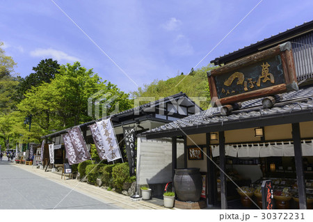 高尾山参道の土産店風景 高尾山参道の土産店風景 30372231