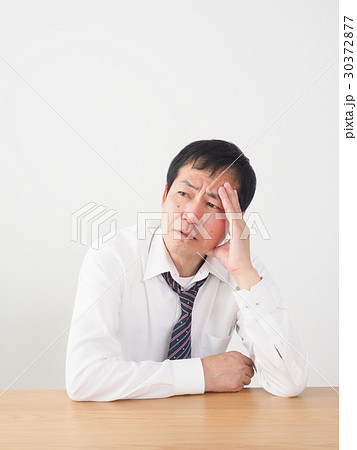 体調が悪いビジネスマン 30372877