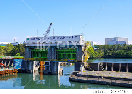 運河と緑の水門 東京 辰巳水門の写真素材