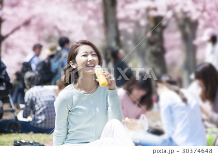 桜　お花見　女性　ライフスタイル　染井吉野 30374648