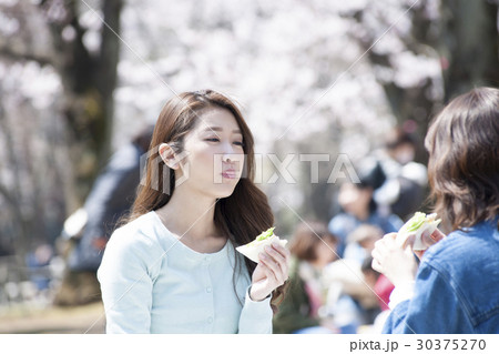 桜 お花見 女性 ライフスタイル 染井吉野の写真素材