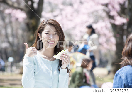 桜 お花見 女性 ライフスタイル 染井吉野の写真素材