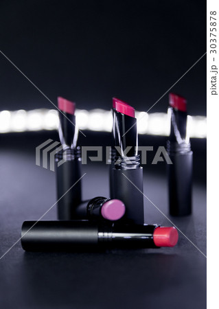 Set of matte Lipstick in red and natural colors 30375878