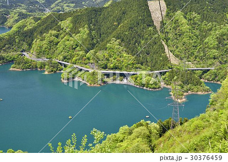 新緑の宮ヶ瀬湖、送電線と道路 30376459