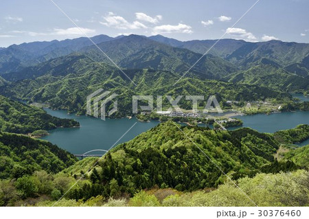 新緑の丹沢山地と宮ヶ瀬湖 30376460