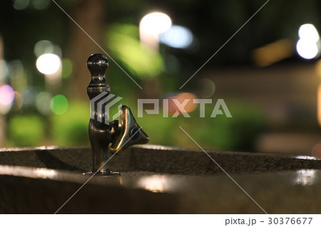 夜の街灯に照らされた水飲み場 夜の街灯に照らされた水飲み場 30376677
