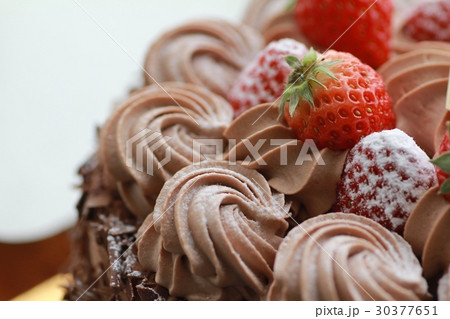 チョコレートたっぷりのワンホールチョコレートショートケーキ 30377651