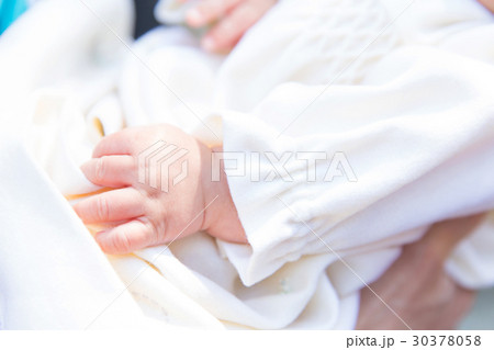 新生児 赤ちゃんの手 新生児 赤ちゃんの手 30378058