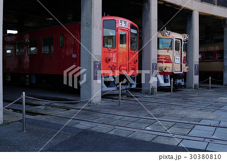 車庫で展示されるディーゼル機関車・扇形車庫にて 車庫で展示されるディーゼル機関車・扇形車庫にて 30380810