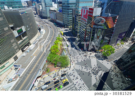 東急プラザ銀座から数寄屋橋交差点方面の街並みを望む 30381529