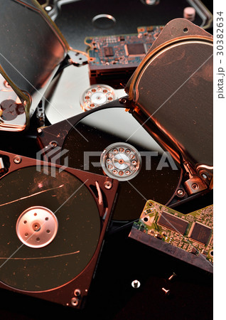 廃棄するハードディスク。壊れたHDDを捨てるため分解と破壊しています。 廃棄するハードディスク。壊れたHDDを捨てるため分解と破壊しています。 30382634
