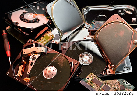 廃棄するハードディスク。壊れたHDDを捨てるため分解と破壊しています。 30382636