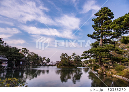 金沢 春の兼六園 霞ヶ池と唐崎松 金沢 春の兼六園 霞ヶ池と唐崎松 30383270