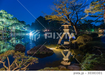 金沢　春の兼六園　霞ヶ池とことじ灯篭の夜景 30383301