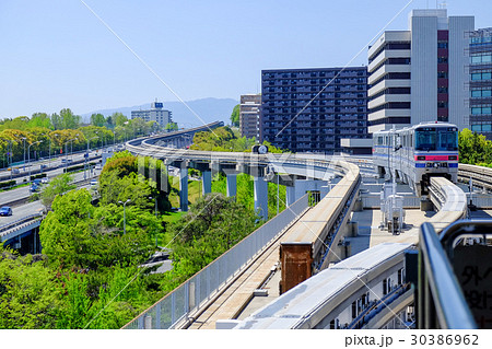 新緑の郊外を走るモノレール 30386962