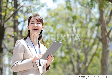カジュアルビジネス　若い女性 30388615