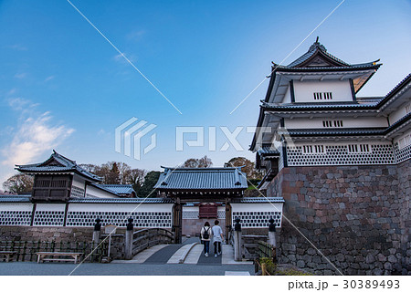 石川 金沢城 春の宵 橋爪門への橋を渡るカップル 石川 金沢城 春の宵 橋爪門への橋を渡るカップル 30389493