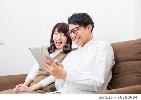 タブレット端末で調べもの 夫婦 同棲 彼氏彼女 男性と女性 引越し マイホーム タブレット端末で調べもの 夫婦 同棲 彼氏彼女 男性と女性 引越し マイホーム 30390084