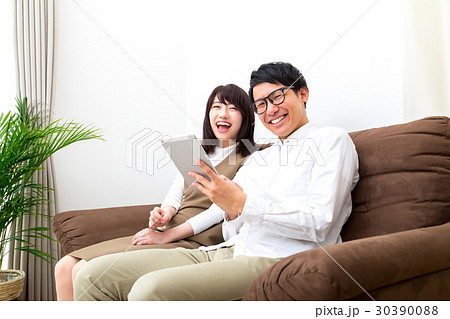 タブレット端末で調べもの 夫婦 同棲 彼氏彼女 男性と女性 引越し マイホーム タブレット端末で調べもの 夫婦 同棲 彼氏彼女 男性と女性 引越し マイホーム 30390088
