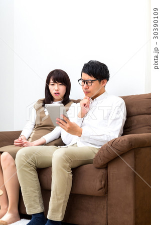 タブレット端末で調べもの　夫婦　同棲　彼氏彼女　男性と女性　引越し　マイホーム 30390109