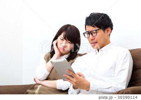 タブレット端末で調べもの　夫婦　同棲　彼氏彼女　男性と女性　引越し　マイホーム 30390114