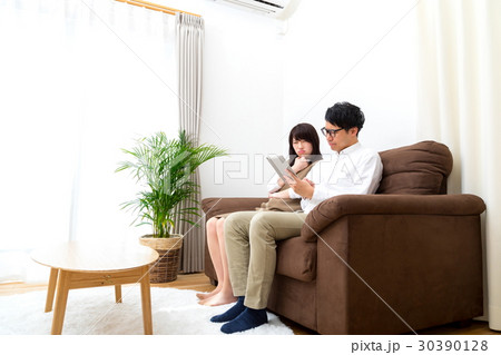 タブレット端末で調べもの　夫婦　同棲　彼氏彼女　男性と女性　引越し　マイホーム 30390128